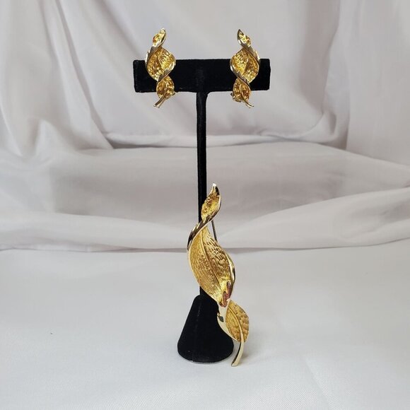 Vintage Coro Brushed Gold-Tone Leaf Brooch & Clip-On Earrings Jewelry Set - Picture 3 of 14
